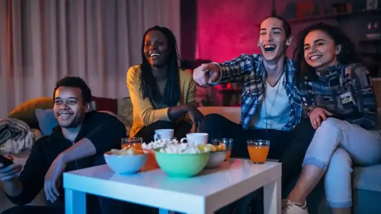 A living-room television playing a 4K sports stream through Smartiflix